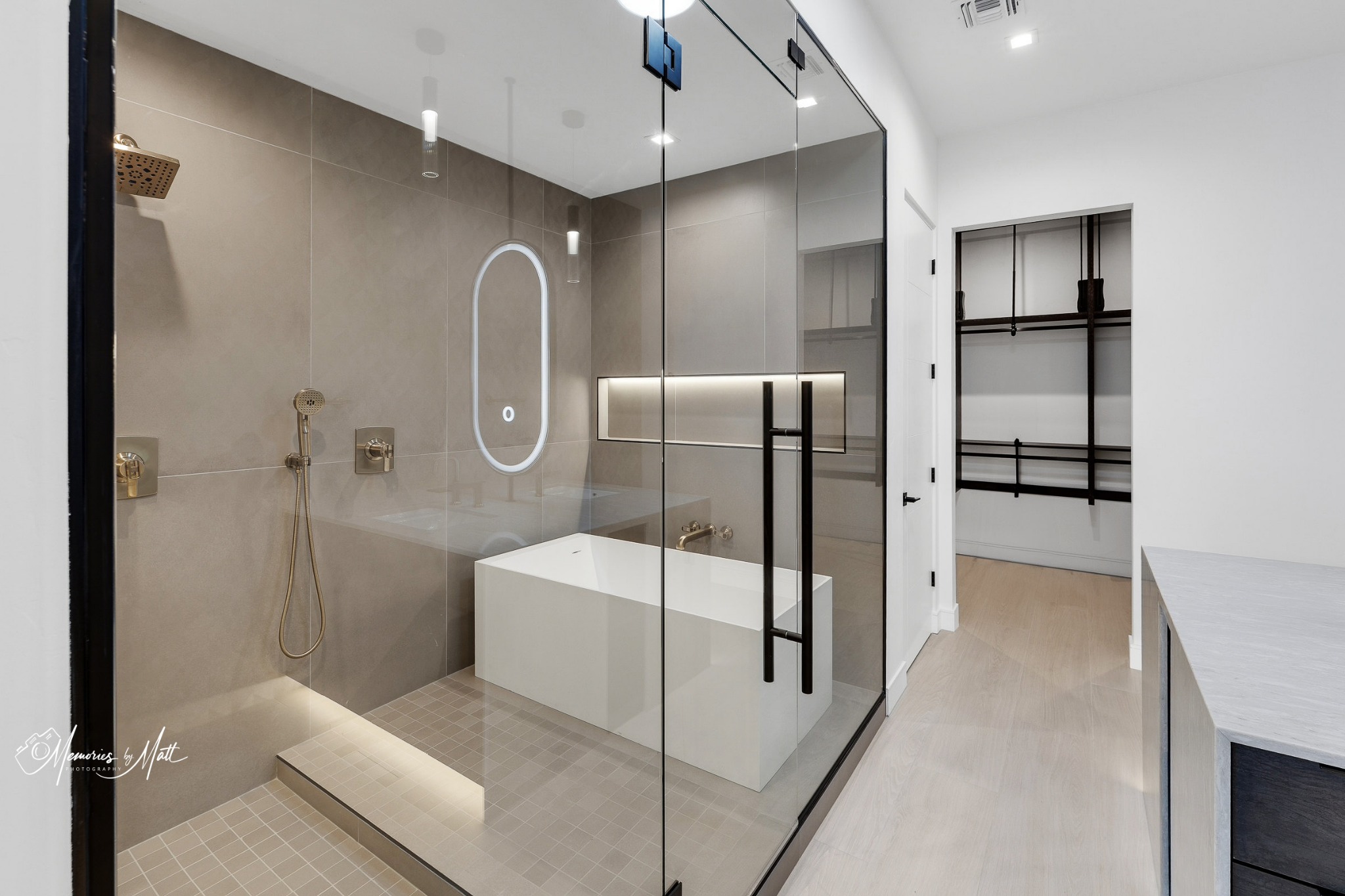 6295 Avienda De Las Colinas — Primary Shower Tub Wide
