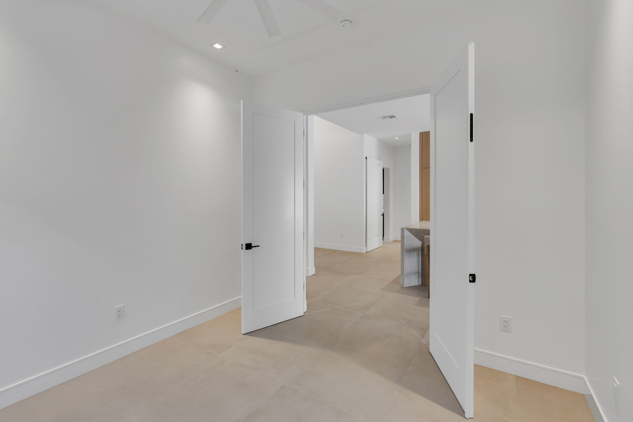 6873 Avienda De Los Foothills — Interior room, photo 15