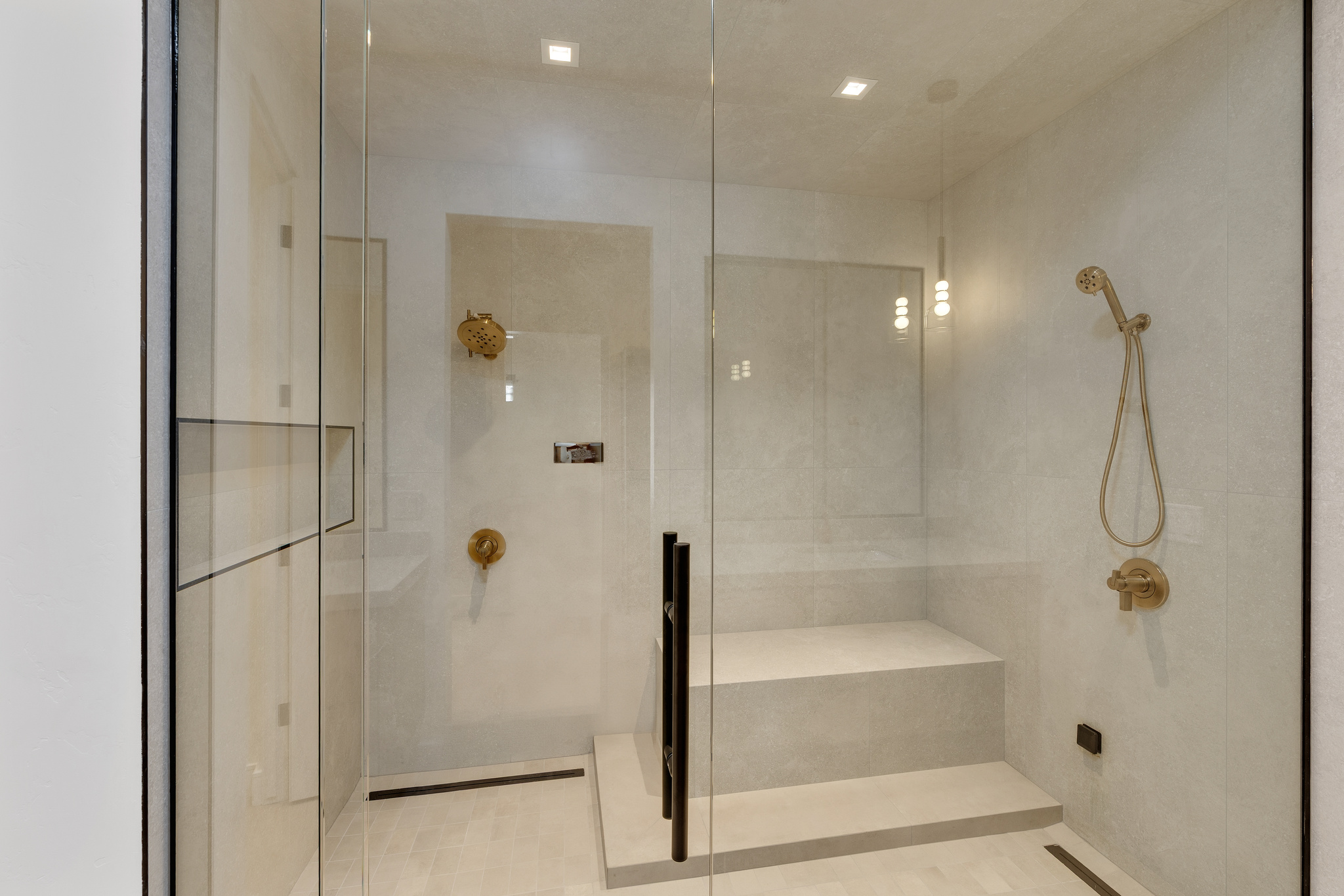 6873 Avienda De Los Foothills — Shower, photo 49